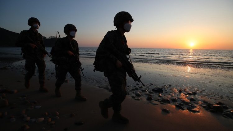 Grenzschutz durch patrouillierende Soldaten an der Küste