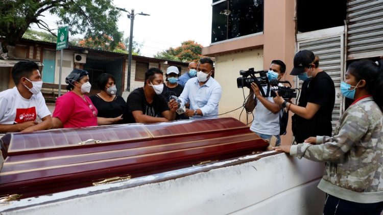 Funeral de Luis Almendares, periodista en Honduras, asesinado el 27 de septiembre. 