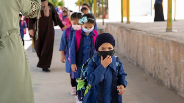 Ingresso di alcune bambine in una scuola del Medio Oriente