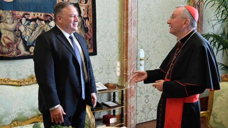 Кардинал Пьетро Паролин и госсекретарь США Майк Помпео на встрече в Ватикане