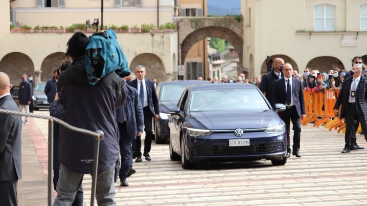 Das Auto mit dem Papst rollt durch die Oberstadt von Assisi