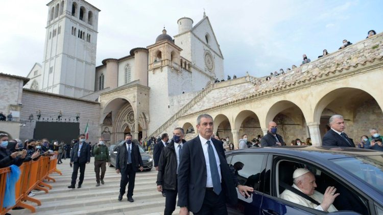 Bei einem Besuch in Assisi am Samstag unterzeichnete der Papst seine Enzyklika