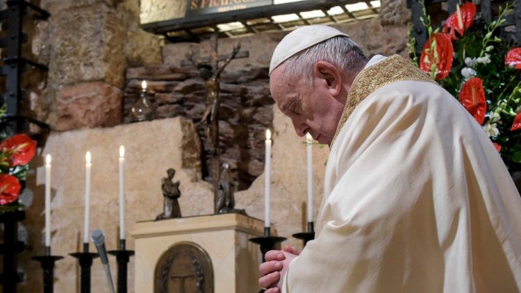 Popiežius Pranciškus prie šv. Pranciškaus kapo 2020 m. spalio 3 d.