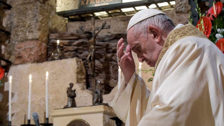 Pope Francisko huko Assisi katika Kaburi la Mtakatifu Francis