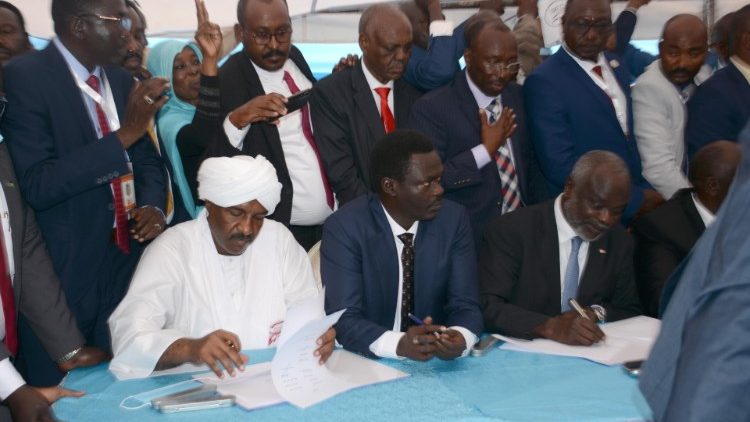 Esponenti dei gruppi ribelli e del governo del Sudan firmano l'accordo di pace
