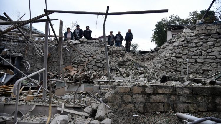Des habitants de Stepanakert observent les dégâts provoqués par un bombardement azerbaïdjanais, le 4 octobre 2020.