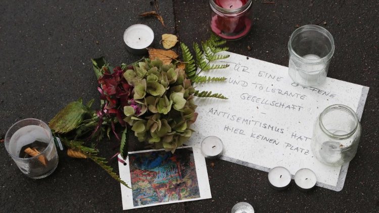 Menschen zeigten sich in Hamburg am Ort der Attacke solidarisch mit jüdischen Mitbürgern