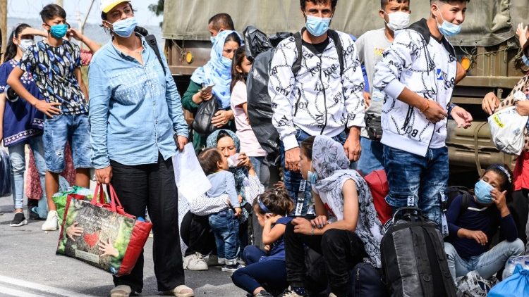 Refugiados en Grecia esperando ser reubicados tras el incendio del Campo de Moria.