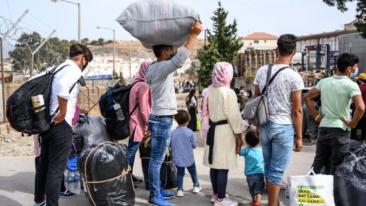Persone migranti all'isola di Lesbo, Grecia (Epa / Vangelis Papantonis)