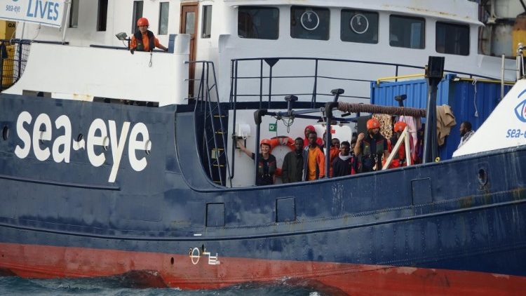 Migranti salvati da un naufragio