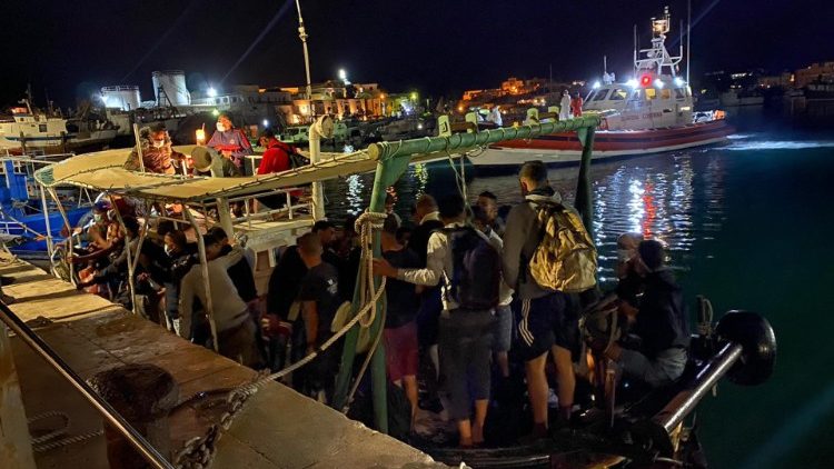 Innerhalb weniger Stunden sind am Wochenende allein in Lampedusa 433 Migranten an Land gegangen - viele überleben die gefährliche Überfahrt allerdings nicht