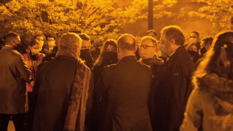 Besuch des französischen Präsidenten Emmanuel Macron nach einem Angriff, bei dem ein Lehrer getötet wurde.