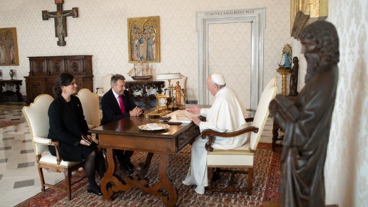 Ferenc pápa és Peter Maurer, a Nemzetközi Vöröskereszt elnöke a Vatikánban