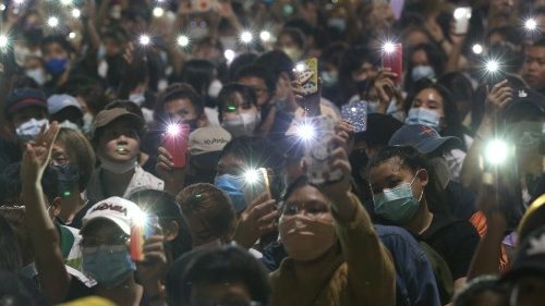 Thailandia: il governo riunisce il parlamento dopo le proteste dei giovani