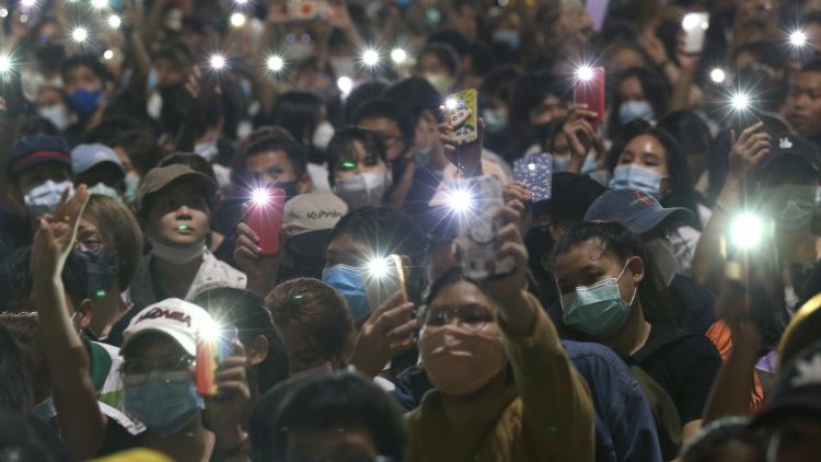 La protesta dei giovani a Bangkok