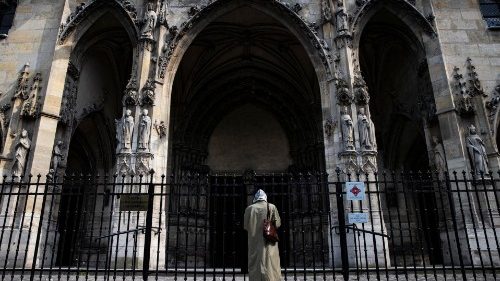 Britský biskup protestuje proti úplnému zákazu bohoslužieb počas lockdownu