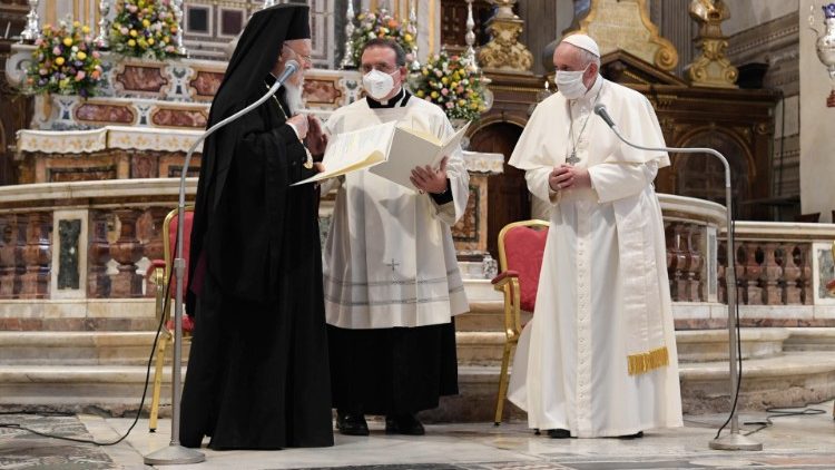 Ferenc pápa, Bertalan pátriárka és Heinrich püspök az Aracoeli Mária-bazilikában