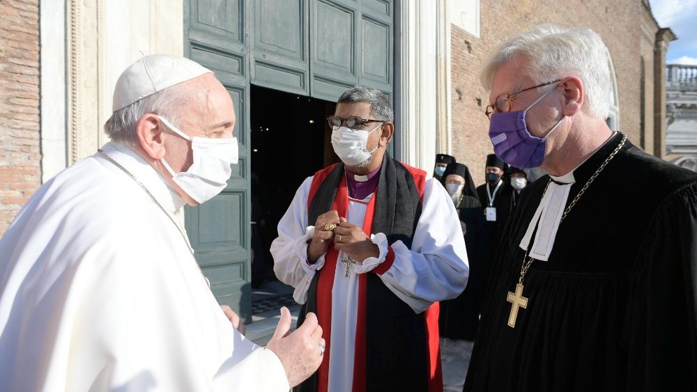 Papst Franziskus spricht mit Heinrich Bedford-Strohm vor der Kirche S. Maria in Aracoeli auf dem römischen Kapitol