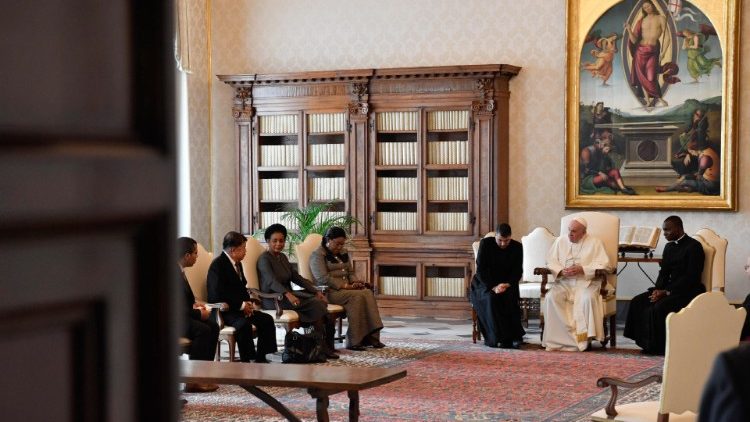 Papa Francisko katika mkutani na wajumbe wa Kamati ya Tuzo 'Zayed Award for Human Fraternity''