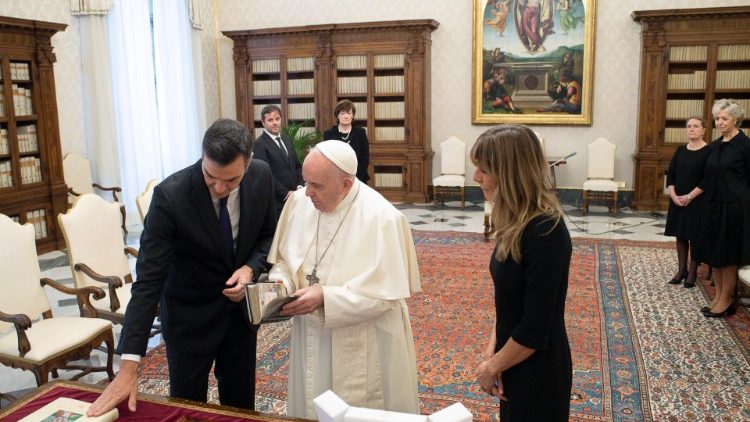 Papa Francisko na Bwana Sánchez Pérez-Castejón kiongozi wa Uhispania