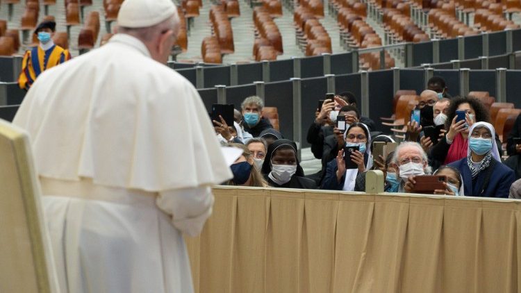 Papa: Chiesa � donna e madre, dia spazi pi� degni alle donne