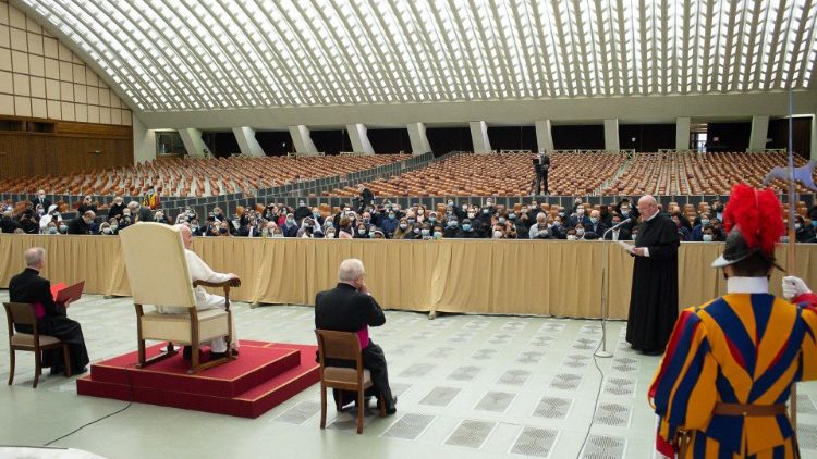 Ferenc pápa a VI. Pál-teremben tartja a szerdai audienciát