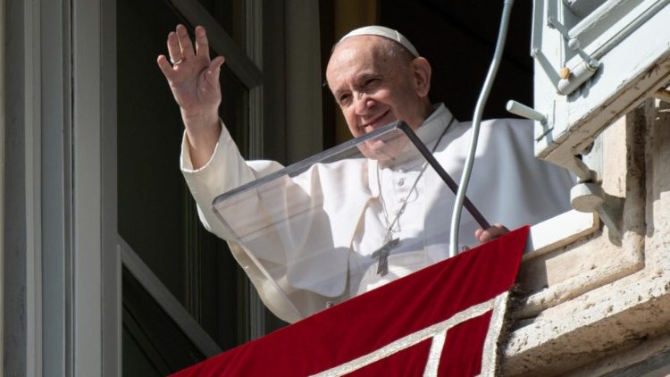Papa Francisc salută romanii și pelerinii la rugăciunea ”Angelus”.