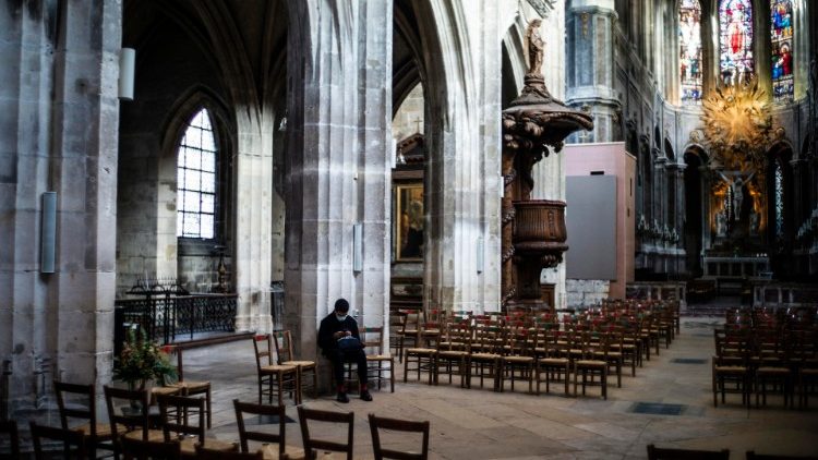 Нови ограничения за отслужване на литургия във Франция.