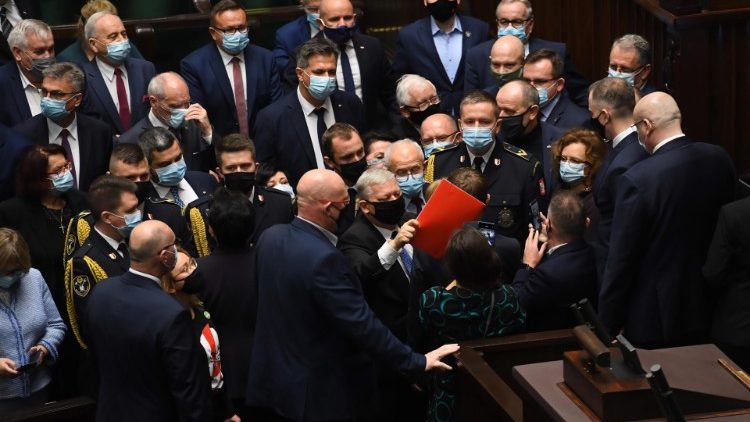 Abgeordnete blockieren im Parlament aus Protest das Rednerpult