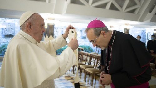 El Papa impone el palio al Patriarca Latino de Jerusalén en la capilla de Santa Marta