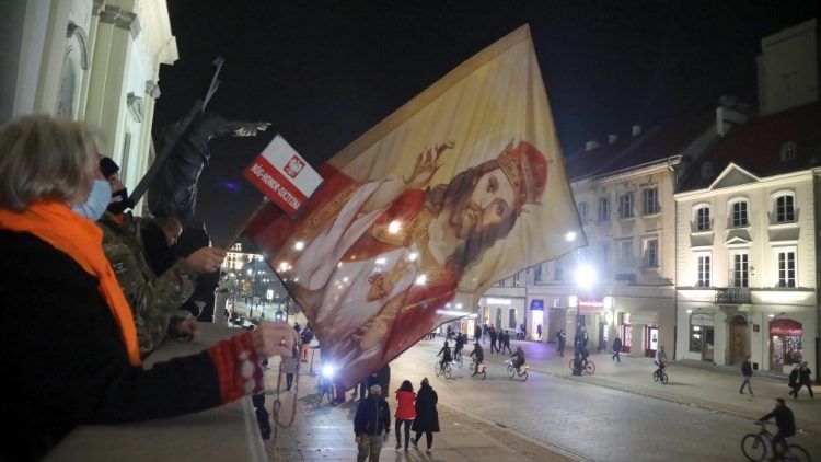 Teilnehmer an einer Gegendemonstration vor der Heilig-Kreuz-Kirche in Warschau am Mittwoch