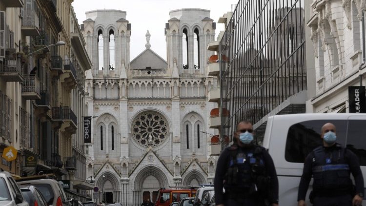 A nizzai székesegyházban elkövetett merénylet után védelem alá helyezték a franciaországi templomokat