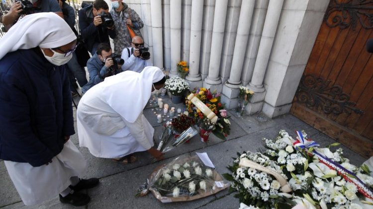 Trauer vor dem Hauptportal von Notre-Dame in Nizza