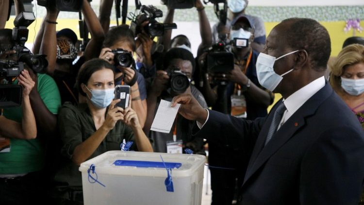 Le président sortant Alassane Ouattara votant à Abidjan, le 31 octobre 2020.