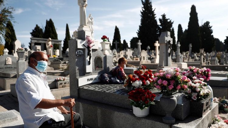 Hiszpania: cmentarze otwarte, ale z ograniczoną liczbą osób