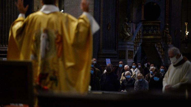Priester und Gläubige bei einer Messfeier in Frankreich
