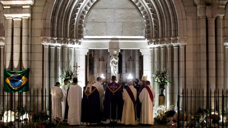 Cầu nguyện trước nhà thờ Đức Bà ở Nice sau vụ tấn công
