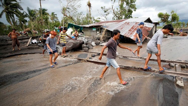 Wiederaufbau nach dem Taifun auf den Philippinen