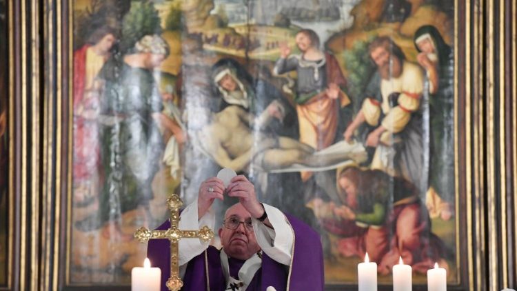 वाटिकन के ट्यूटोनिक गिरजाघर में ख्रीस्तयाग अर्पित करते संत पापा फ्राँसिस