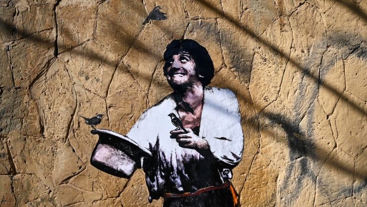 Un' immagine di Gigi proietti sui muri di Roma 