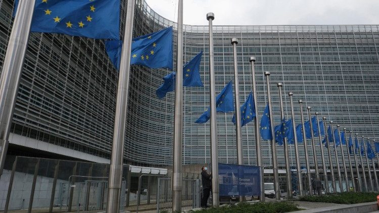 Nach dem Attentat von Wien - EU-Flaggen auf Halbmast