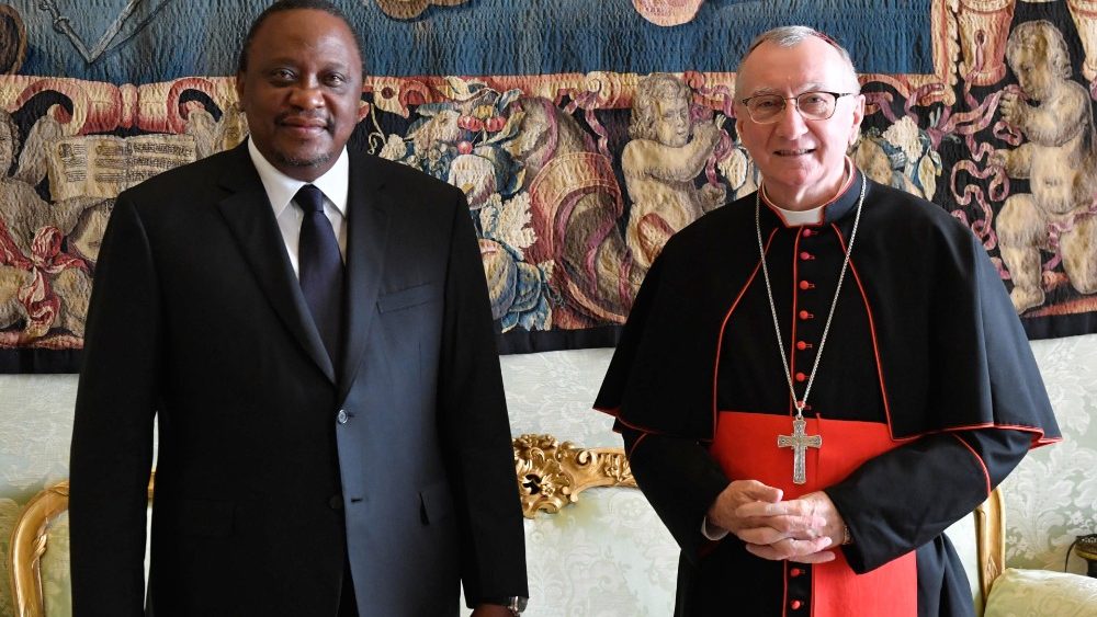 Kenský prezident a štátny sekretár kardinál Pietro Parolin