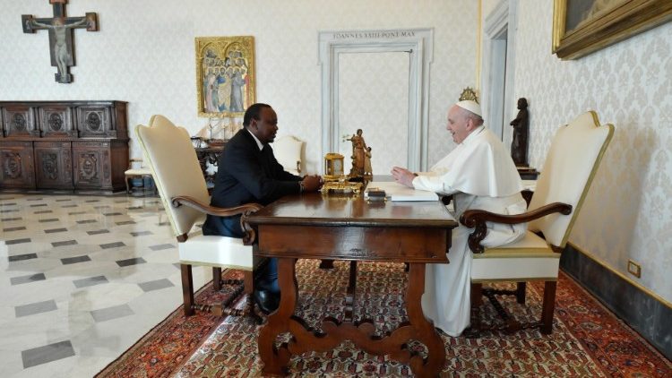 Pope Francisko akutana na Rais Uhuru Kenyatta wa Kenya mjini Vatican.