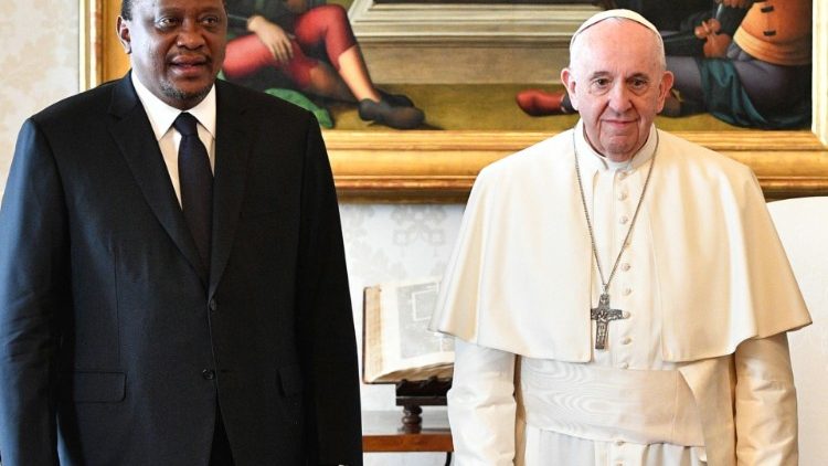 केन्या के राष्टट्रपति के साथ संत पापा फ्राँसिस