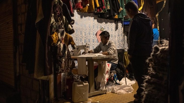 Globale Welt der Arbeit: Mann an der Nähmaschine (in Tibet)