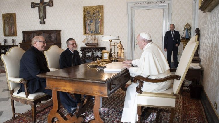 Påven tar emot missionären fader Maccalli som i två år hölls fången av jihadister  