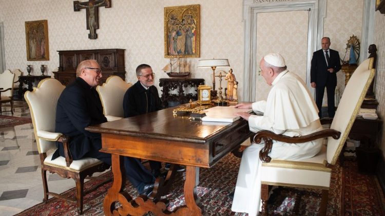 教皇フランシスコと、マッカッリ神父（写真中央）　2020年11月9日