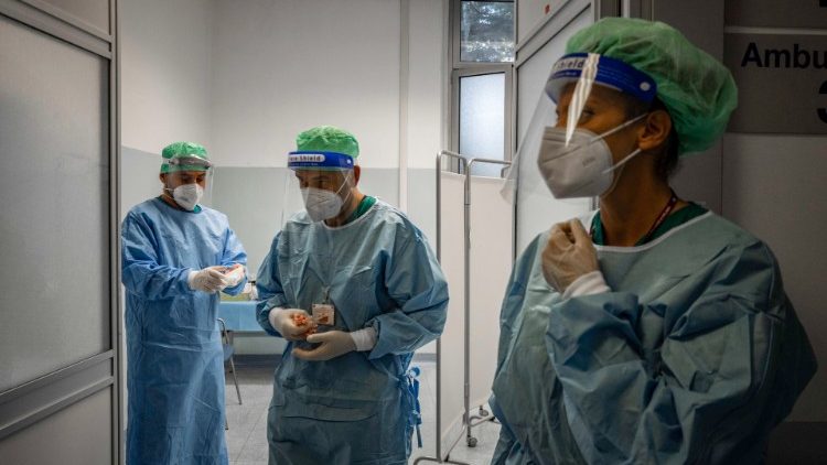 Лекари във военната болница Биаджо в Милано, 8 ноември 2020 г.