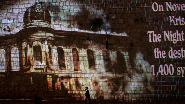 Erinnerungen an die Reichsprogromnacht, auf die Stadtmauer von Jerusalem projiziert