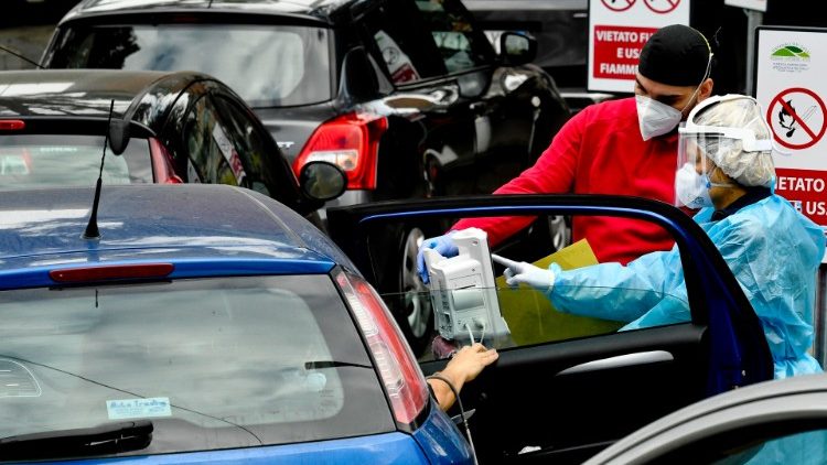 Napoli, emergenza Covid: malati in automobile davanti ad un ospedale aspettano di ricevere cure
